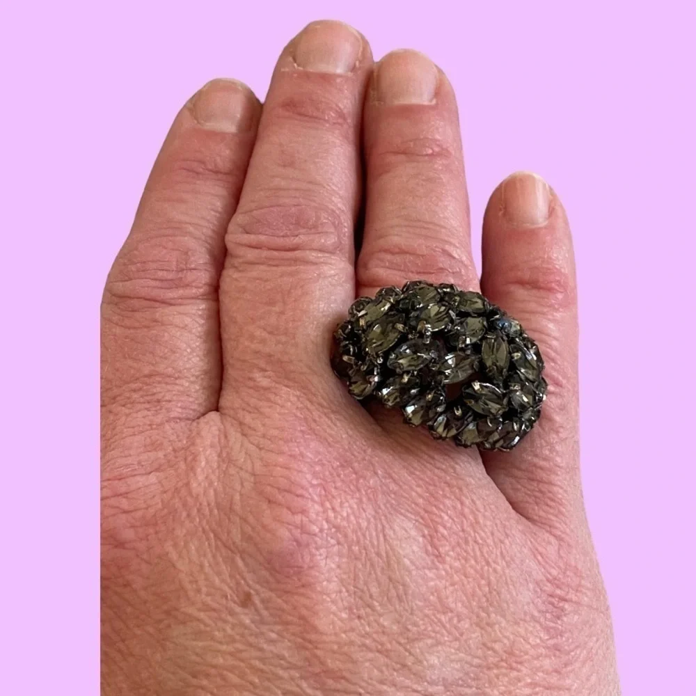 NWOT Ladies Size 8 dark Grey Stones and Black Cocktail Ring - Picture 3 of 3
